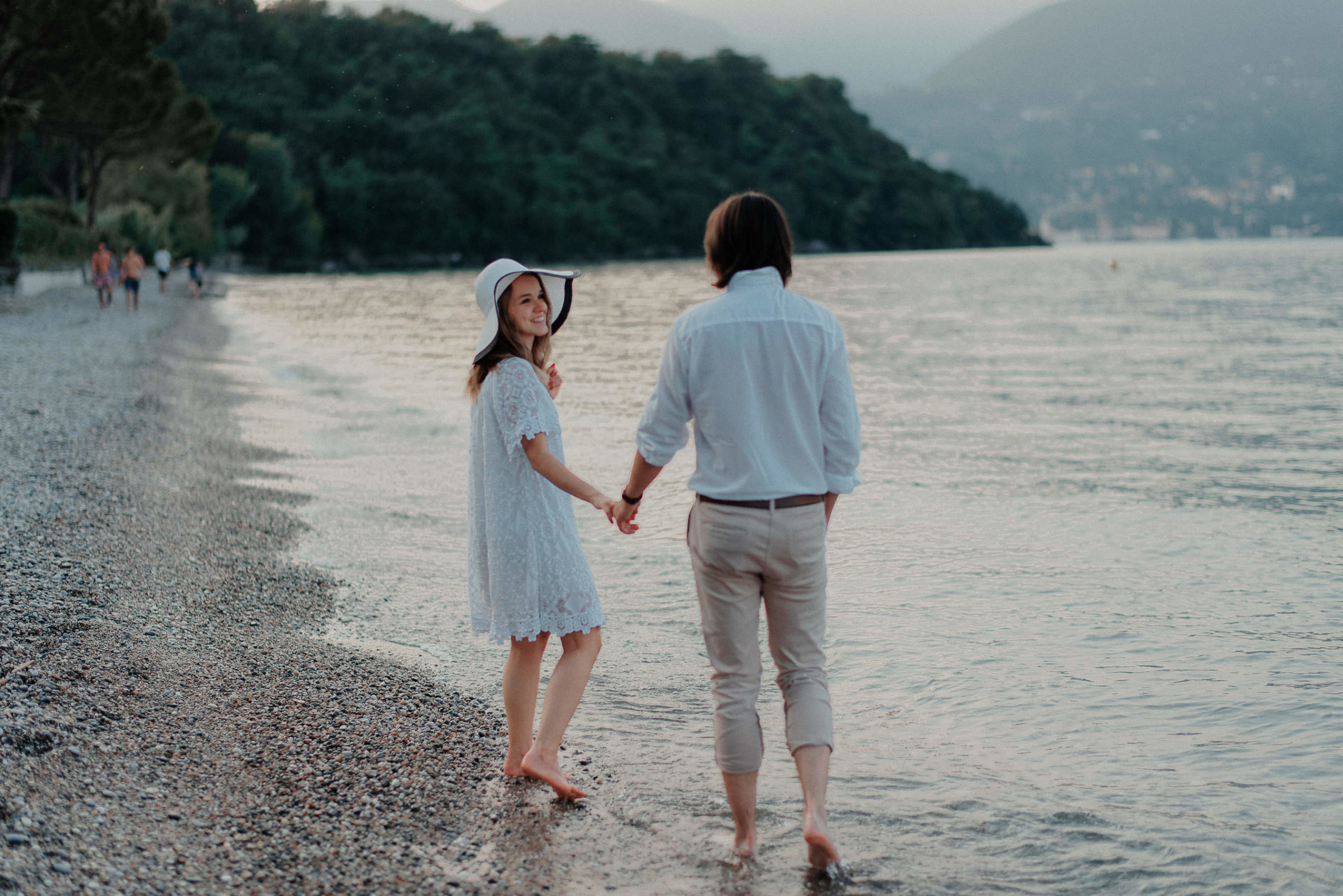 fidanzati sulla riva del lago garda