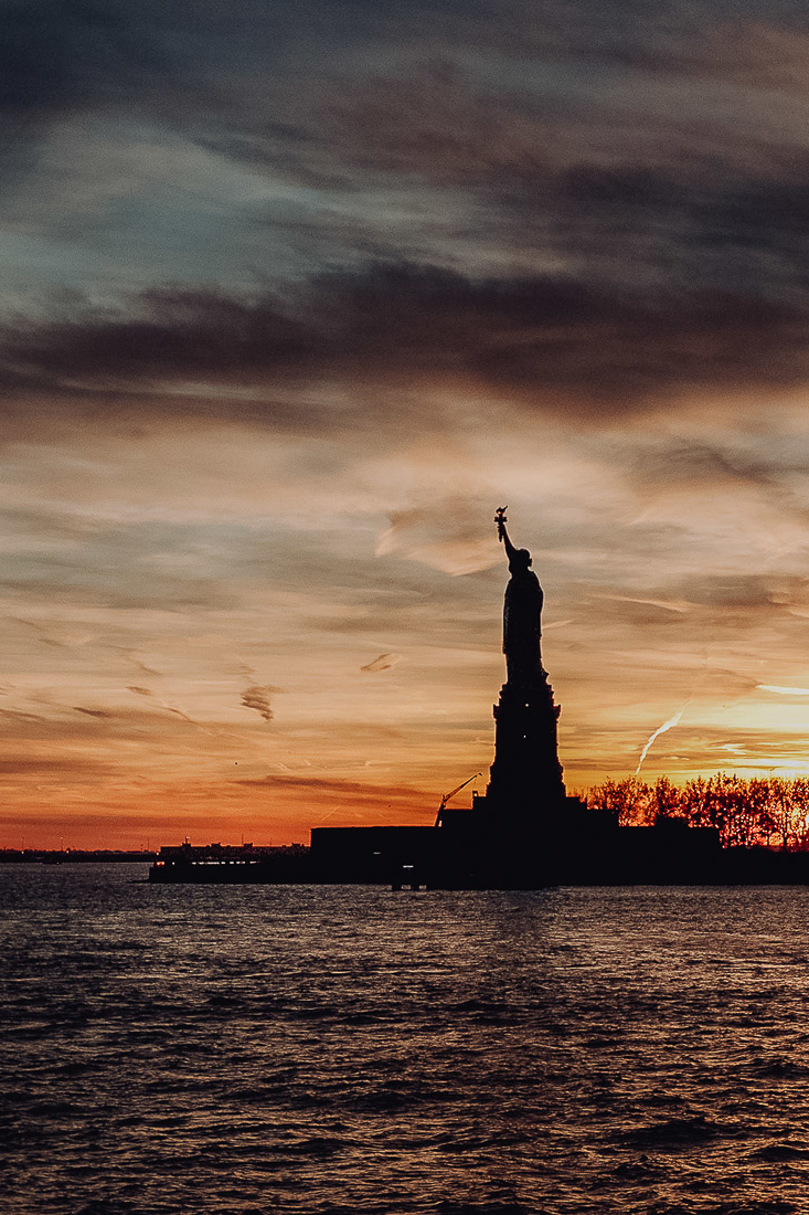 statua della liberta tramonto
