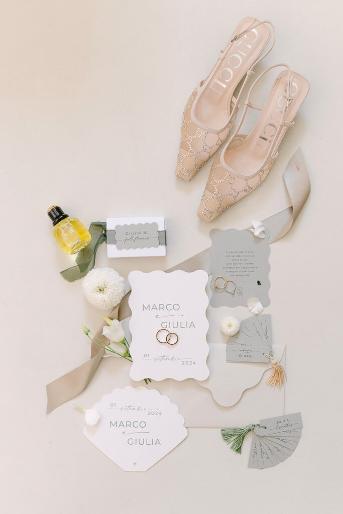 Dettagli matrimonio a Villa Mosconi Bertani con scarpe della sposa, fedi e stationery