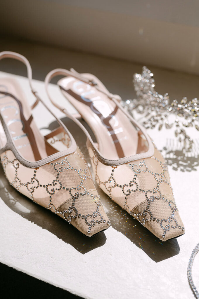 Scarpe Gucci della sposa per un matrimonio a Villa Mosconi Bertani con accessorio gioiello