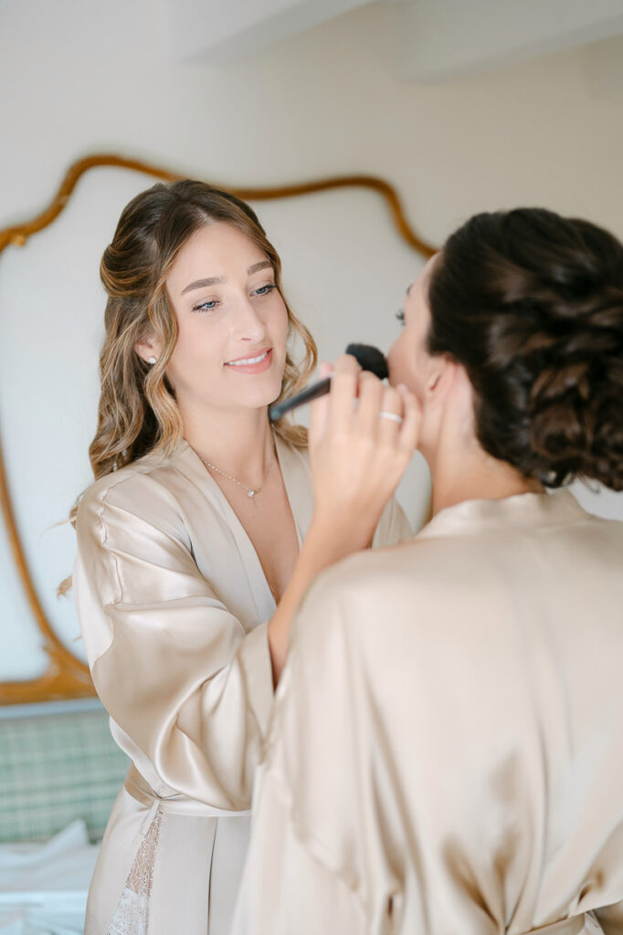 Sorella della sposa durante il trucco per il matrimonio a Villa Mosconi Bertani