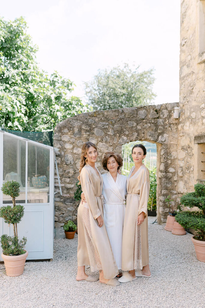 Sposa con madre e sorella durante la preparazione del matrimonio a Villa Mosconi Bertani