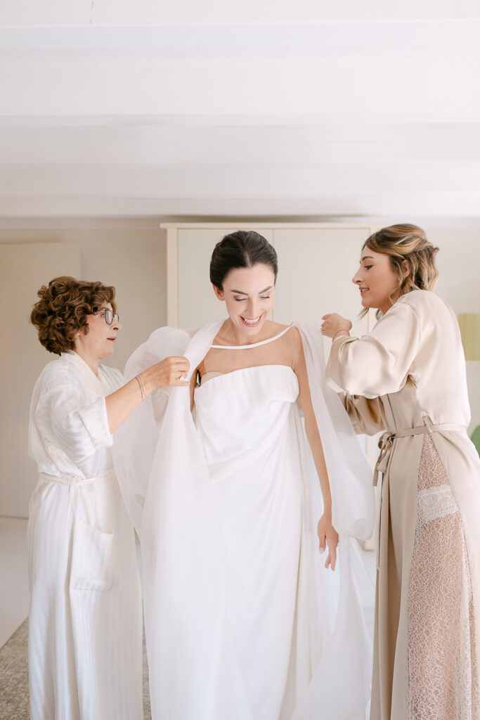 Preparazione della sposa con madre e sorella per il matrimonio a Villa Mosconi Bertani