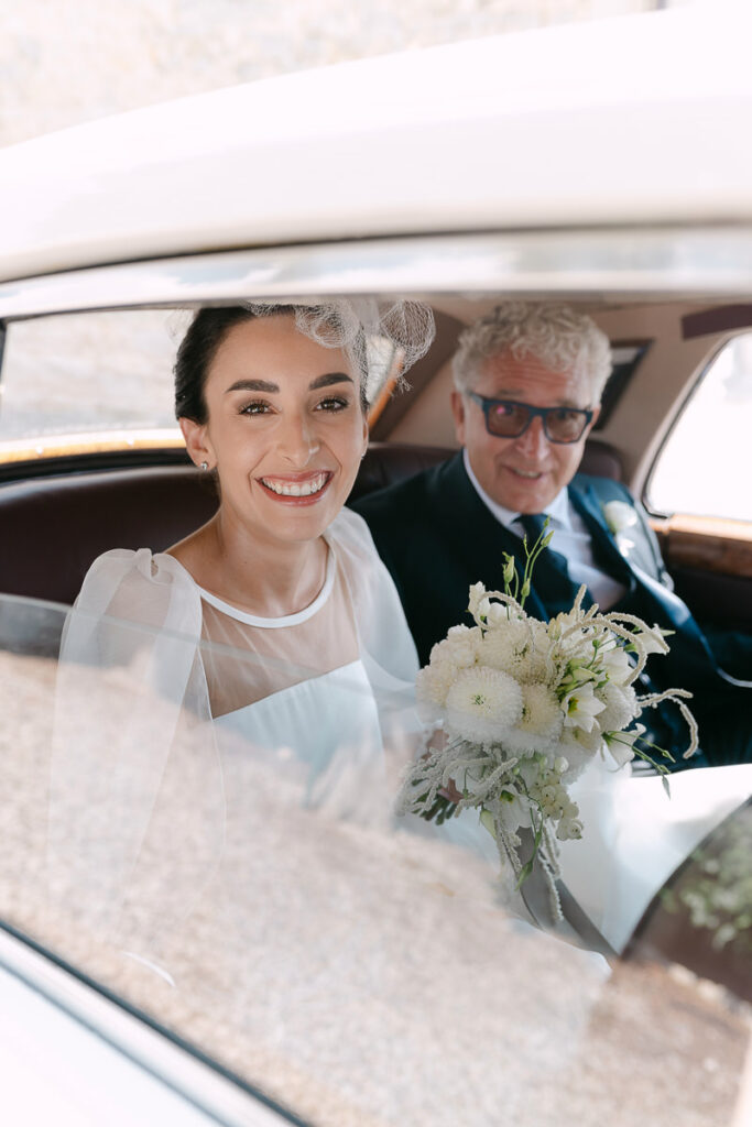 Sposa in auto con il padre durante il matrimonio in Valpolicella vicino a Villa Mosconi Bertani