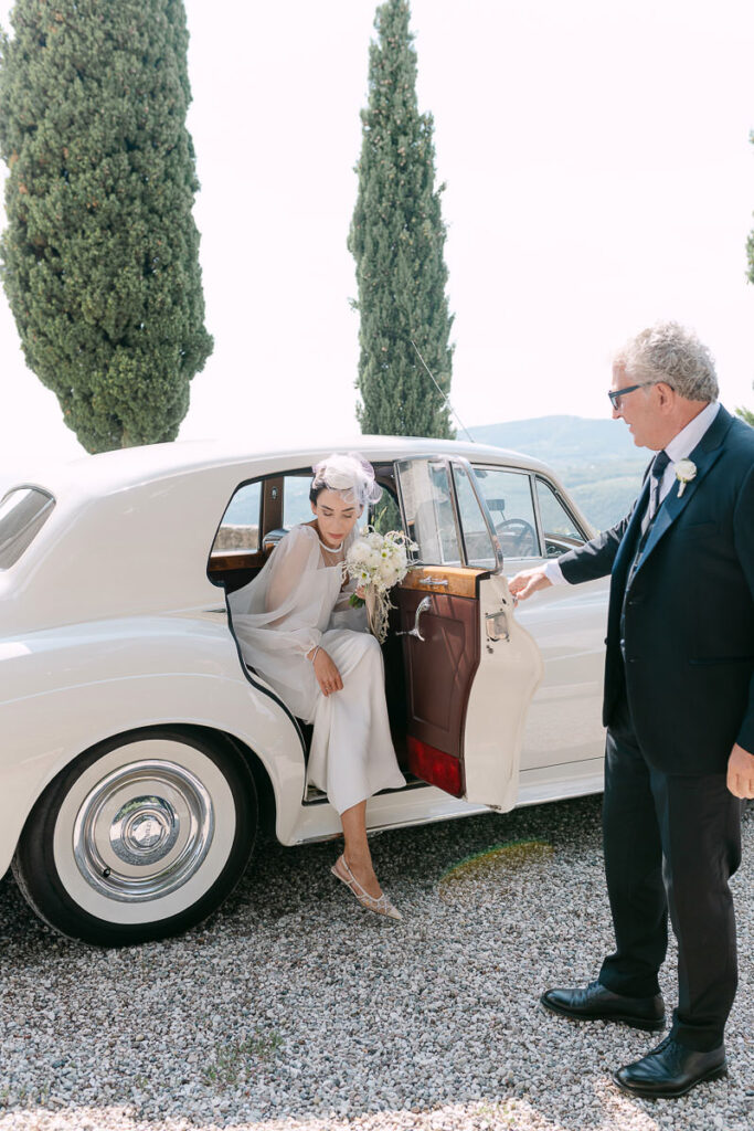 Arrivo della sposa in auto vintage per il matrimonio in Valpolicella vicino a Villa Mosconi Bertani