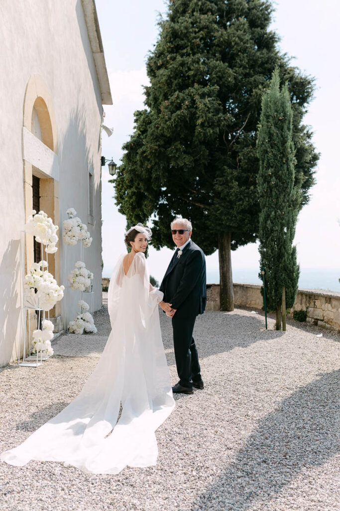 Ingresso della sposa con il padre alla cerimonia di matrimonio in Valpolicella vicino a Villa Mosconi Bertani