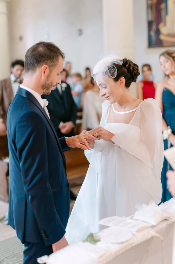Scambio degli anelli durante la cerimonia di matrimonio in Valpolicella vicino a Villa Mosconi Bertani