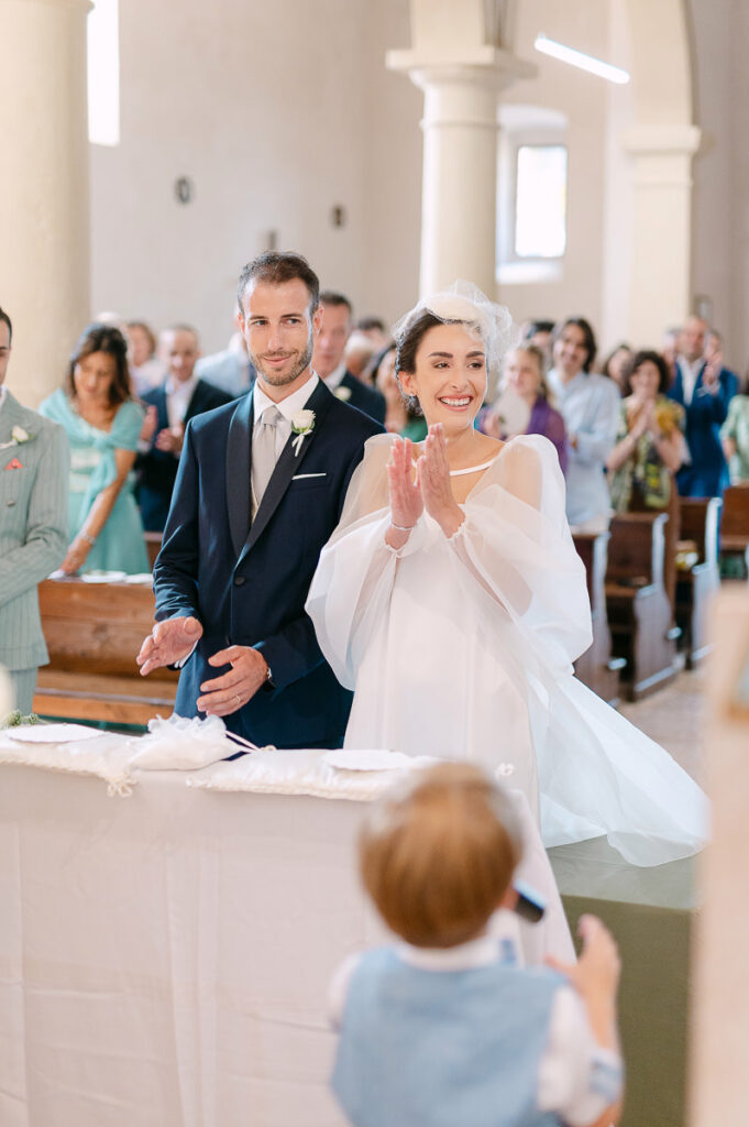 Sposi sorridenti durante la cerimonia di matrimonio in Valpolicella vicino a Villa Mosconi Bertani