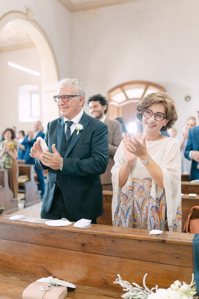 Genitori degli sposi durante la cerimonia di matrimonio in Valpolicella vicino a Villa Mosconi Bertani