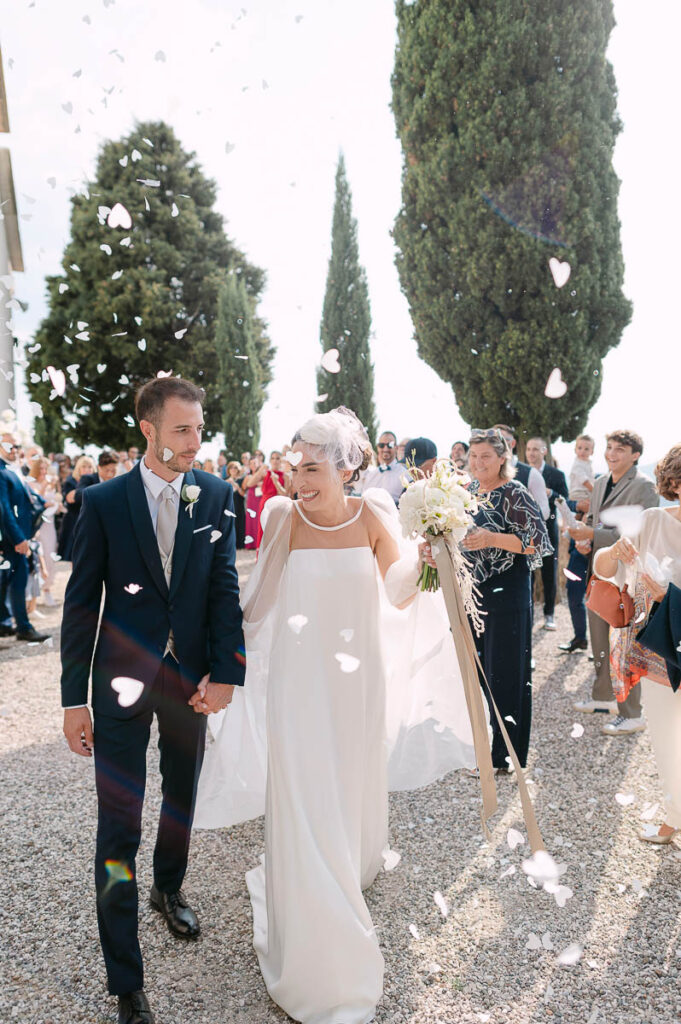 Uscita degli sposi dalla cerimonia di matrimonio in Valpolicella vicino a Villa Mosconi Bertani