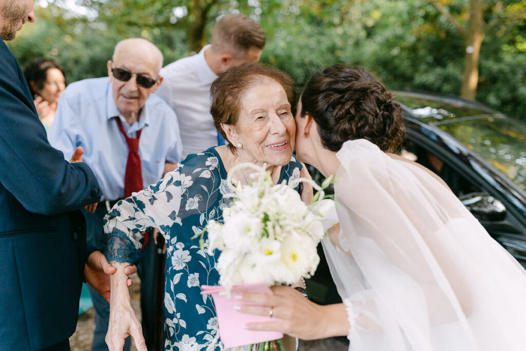 Abbraccio tra sposa e nonna durante il matrimonio a Villa Mosconi Bertani