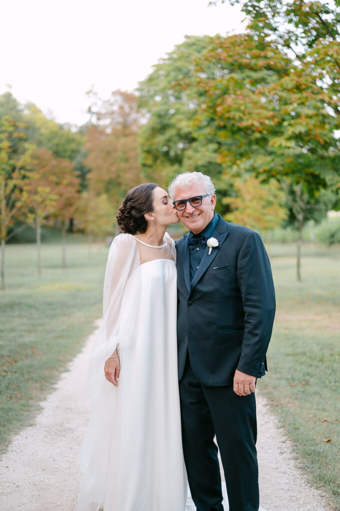 Sposa con il padre durante il matrimonio a Villa Mosconi Bertani