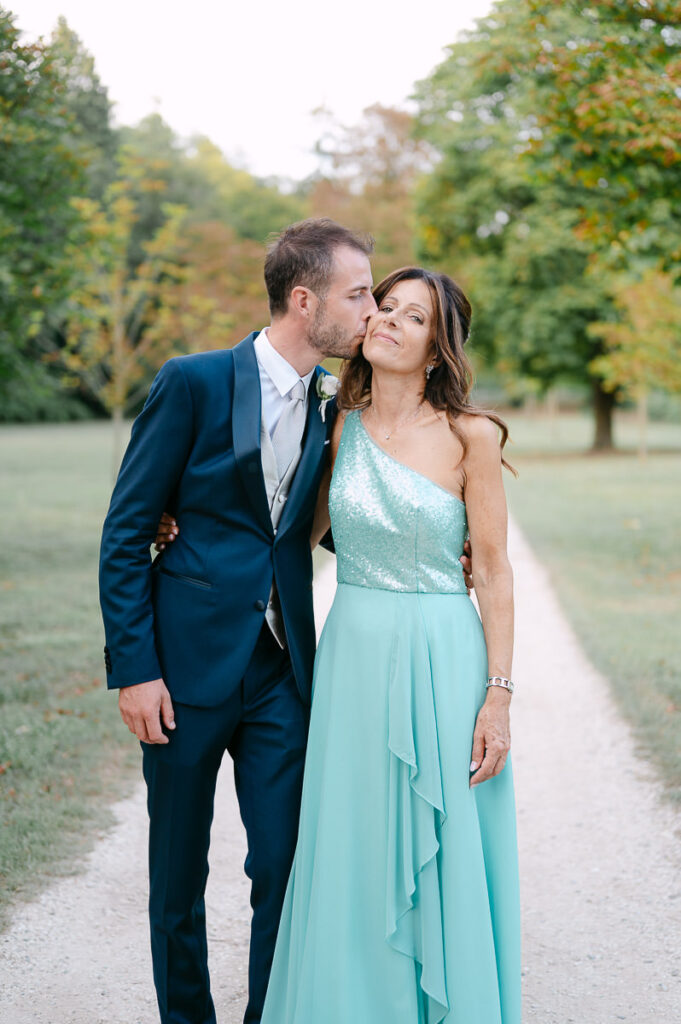 Sposo con la madre durante il matrimonio a Villa Mosconi Bertani
