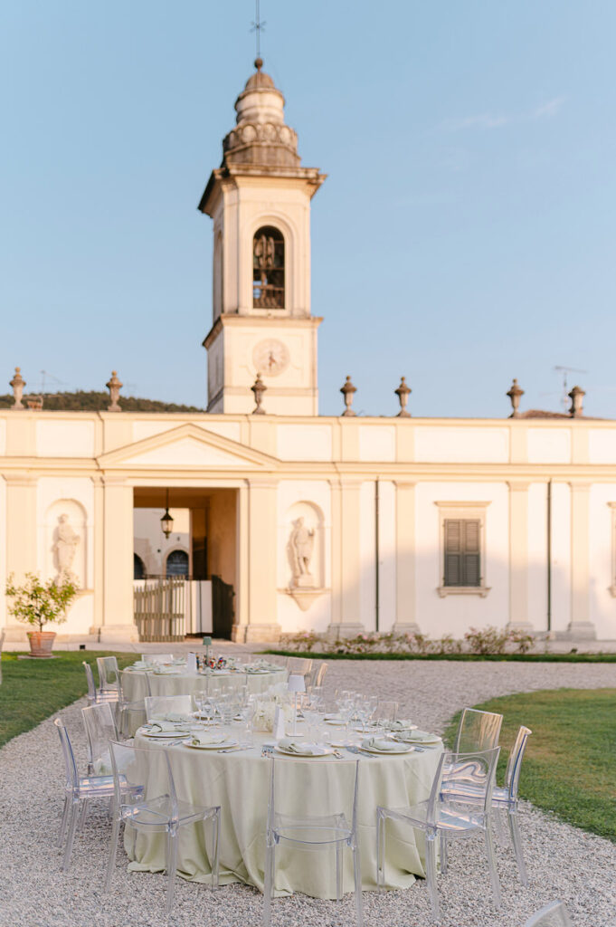 Ricevimento di matrimonio a Villa Mosconi Bertani con tavoli allestiti nel giardino della villa