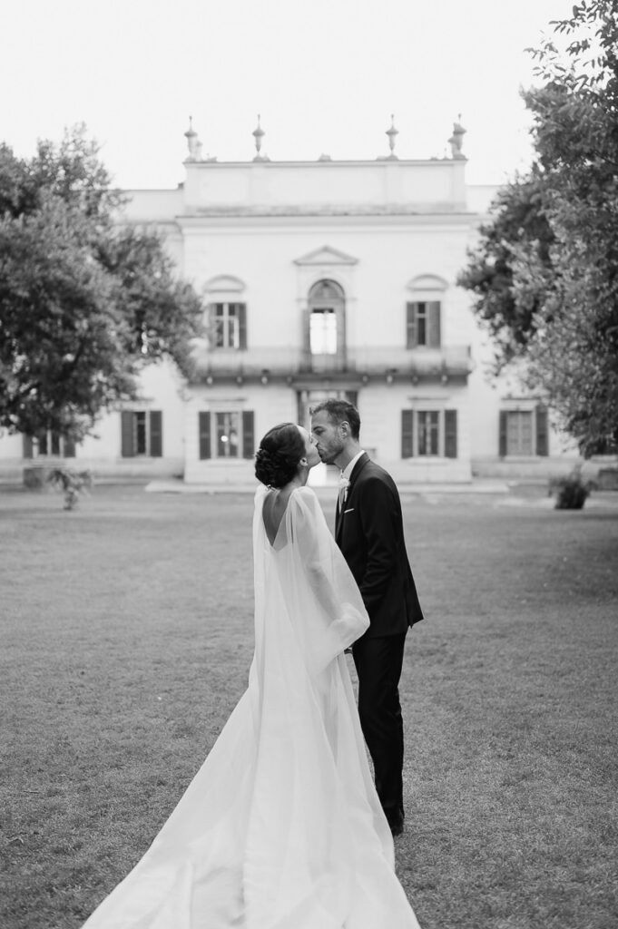 Ritratto degli sposi in bianco e nero nel giardino di Villa Mosconi Bertani