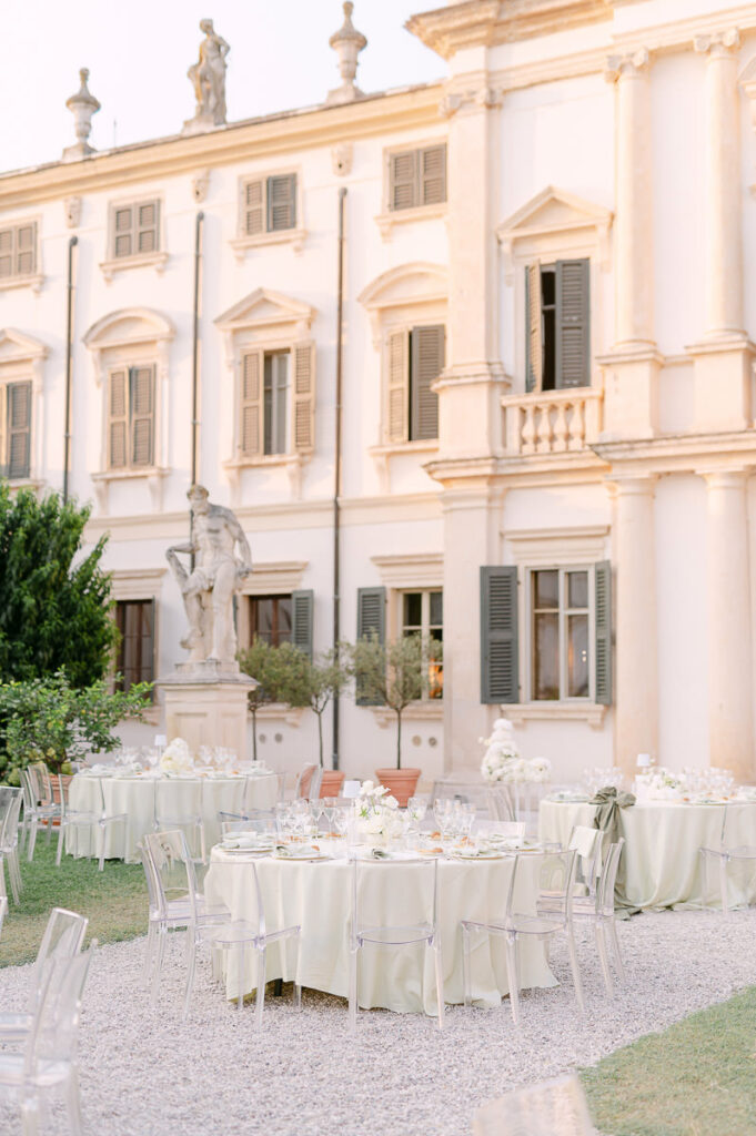 Ricevimento di matrimonio a Villa Mosconi Bertani con tavoli allestiti davanti alla facciata