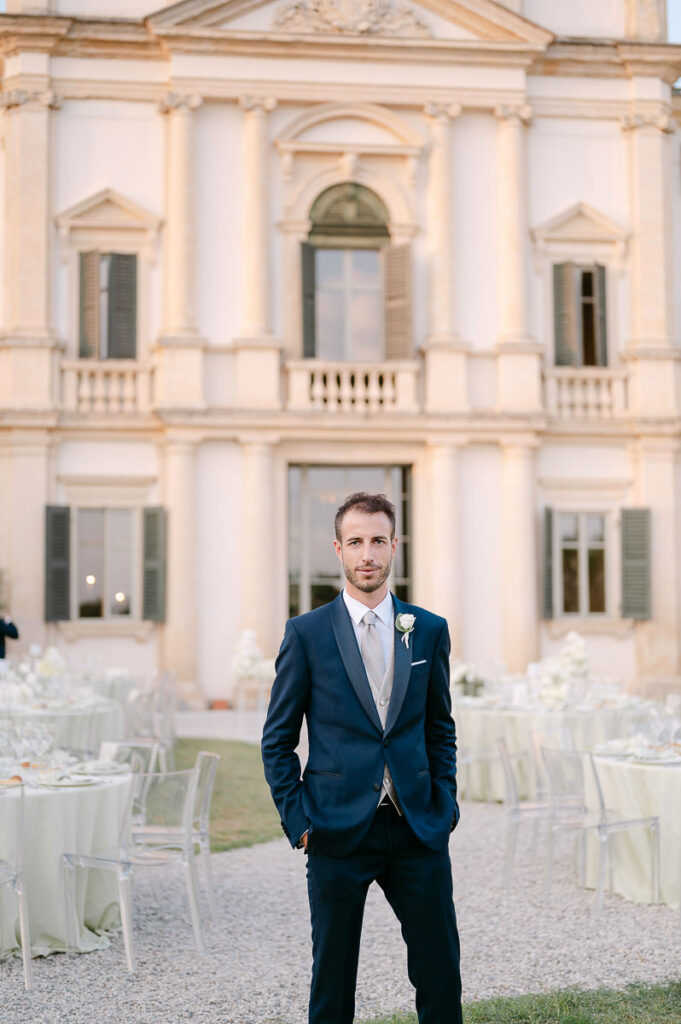Ritratto dello sposo davanti alla facciata di Villa Mosconi Bertani