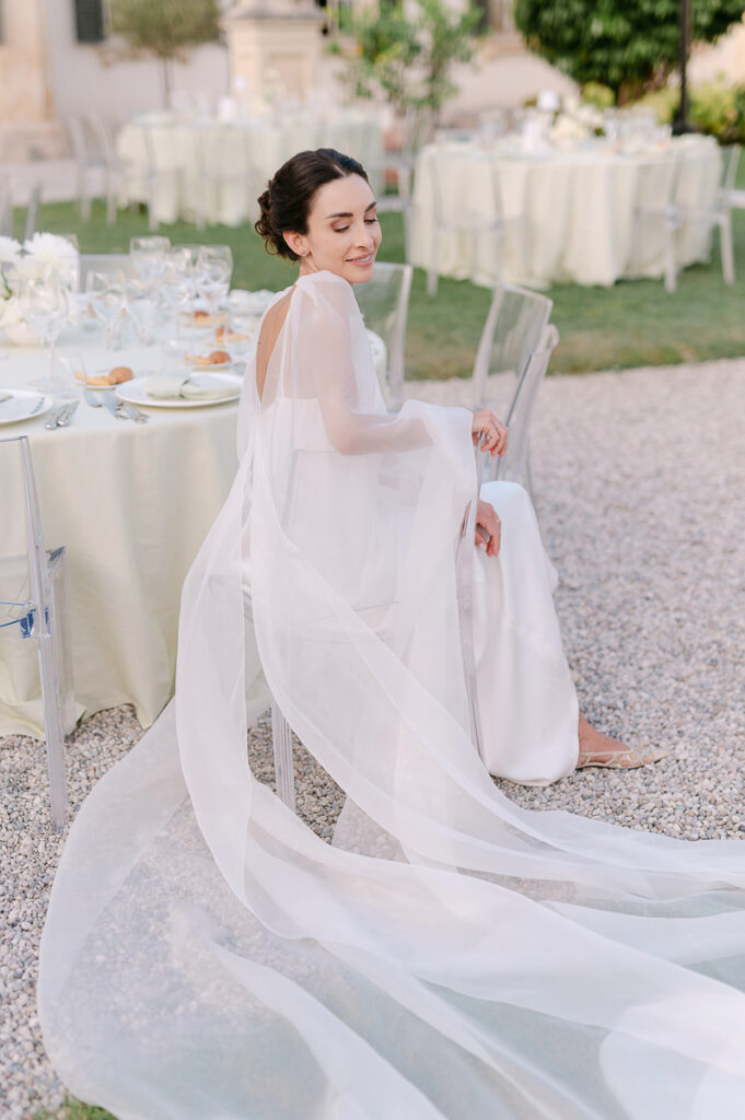 Ritratto editoriale della sposa seduta durante il matrimonio a Villa Mosconi Bertani