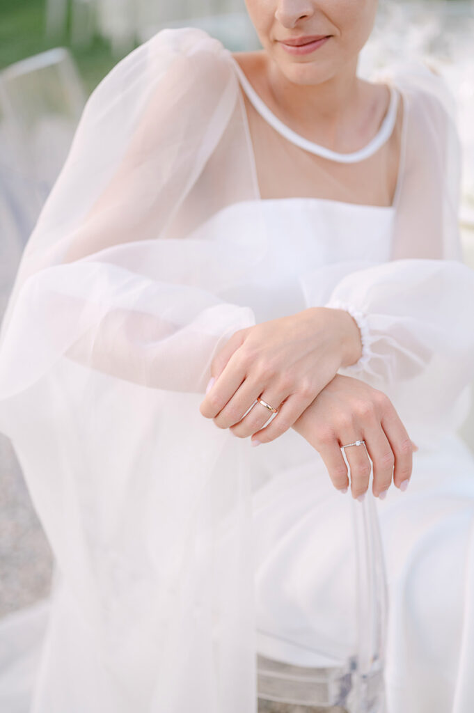 Dettaglio delle mani e dell’abito della sposa a Villa Mosconi Bertani