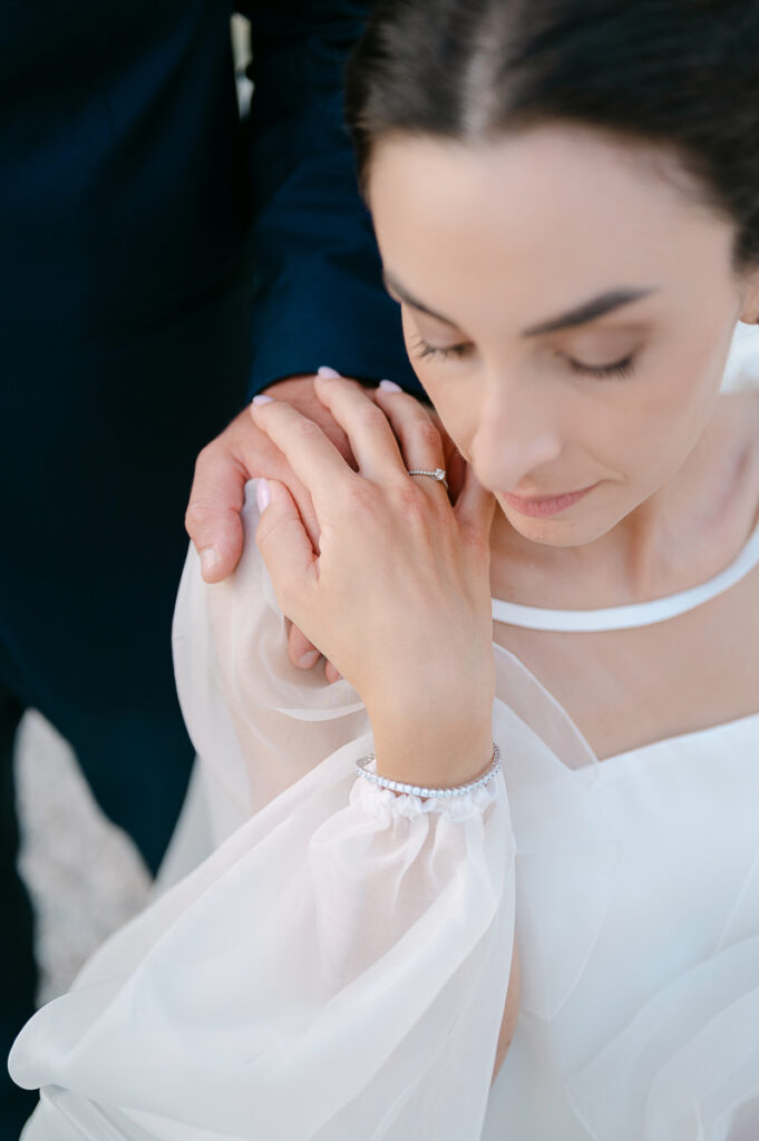 Ritratto intimo della sposa durante il matrimonio a Villa Mosconi Bertani