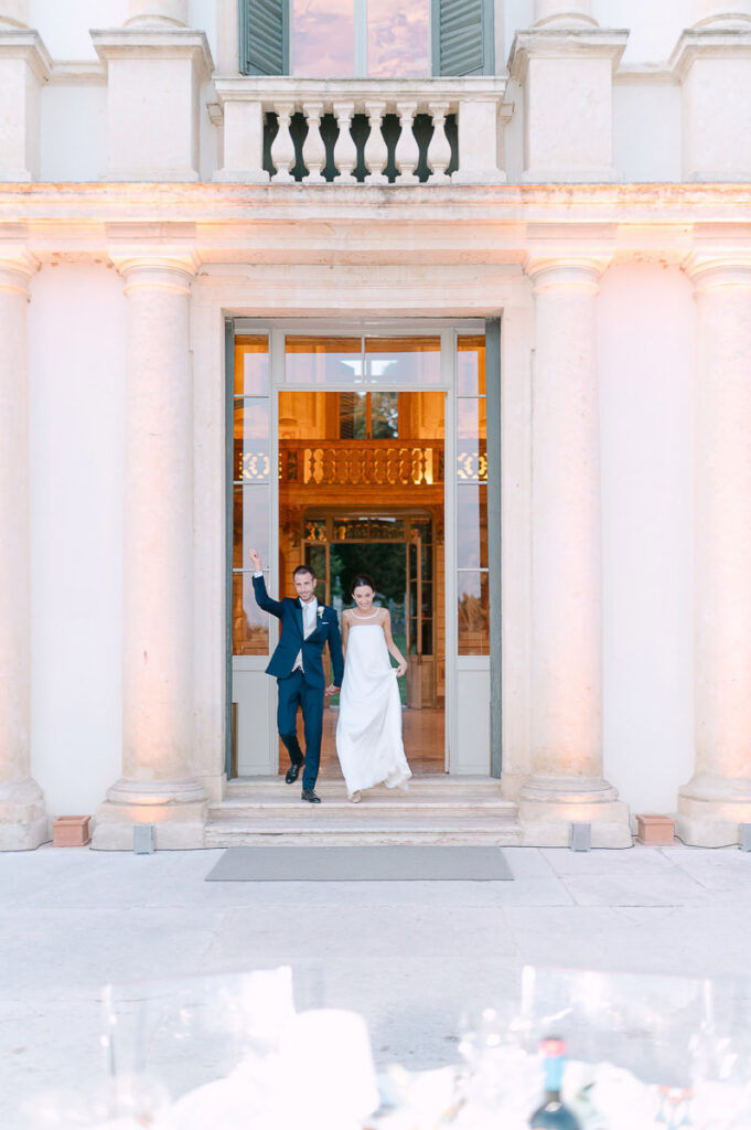Sposi all’ingresso di Villa Mosconi Bertani durante il ricevimento di matrimonio