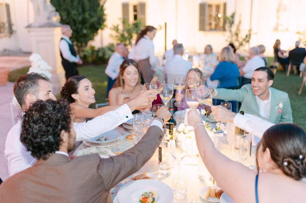 Brindisi degli invitati durante la cena di matrimonio a Villa Mosconi Bertani