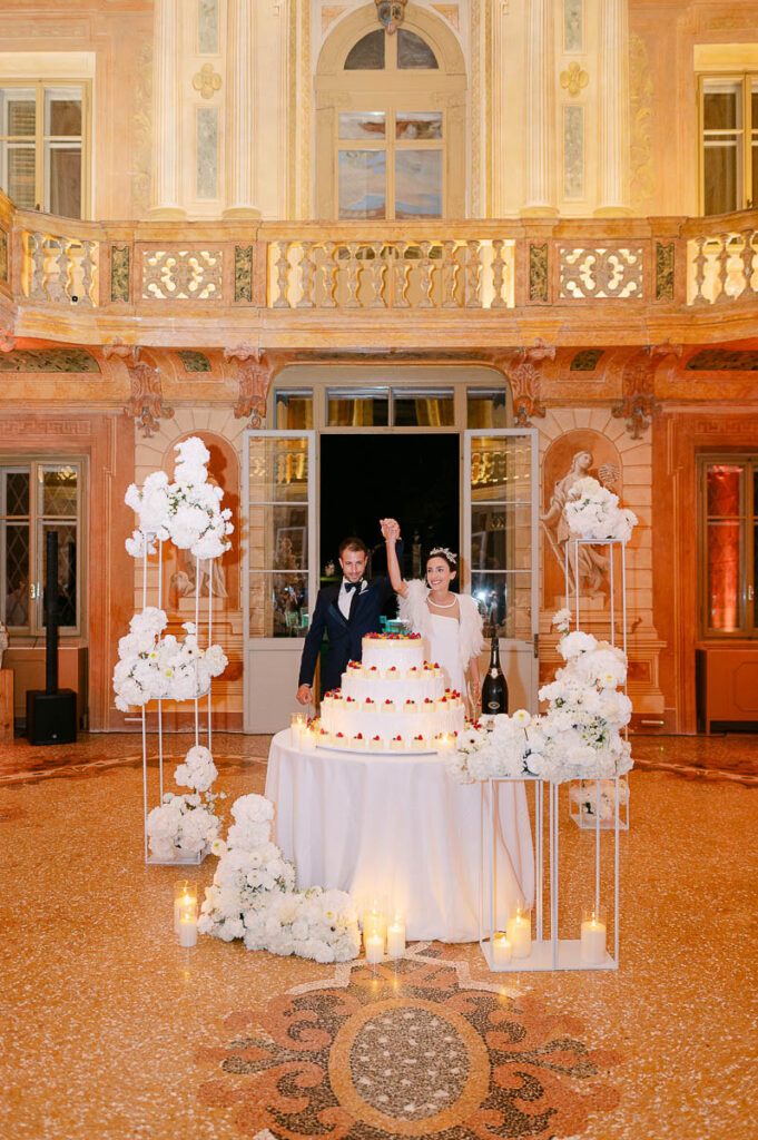 Taglio della torta nuziale a Villa Mosconi Bertani durante il ricevimento di matrimonio