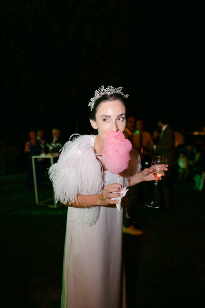Sposa durante la festa serale del matrimonio a Villa Mosconi Bertani
