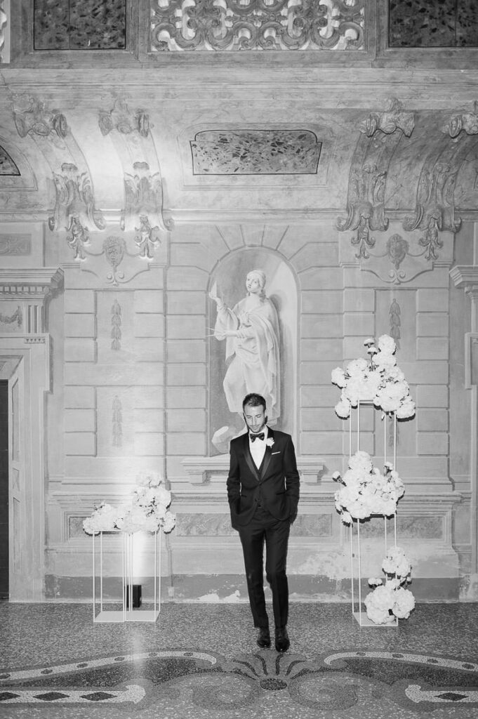 Ritratto dello sposo in bianco e nero durante il matrimonio a Villa Mosconi Bertani