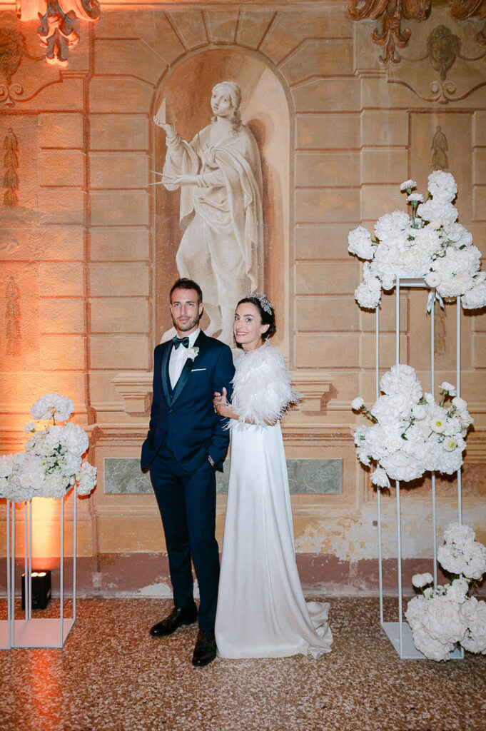Ritratto notturno degli sposi a Villa Mosconi Bertani durante il ricevimento di matrimonio