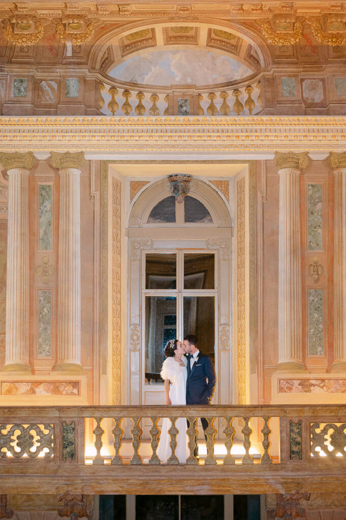 Ritratto degli sposi sul balcone affrescato di Villa Mosconi Bertani durante il matrimonio