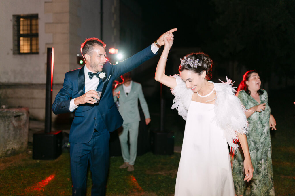 Sposi durante la festa serale del matrimonio a Villa Mosconi Bertani