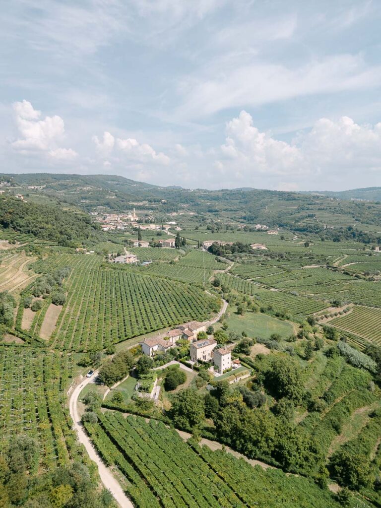 Paesaggio della Valpolicella visto dall’alto vicino a Villa Mosconi Bertani