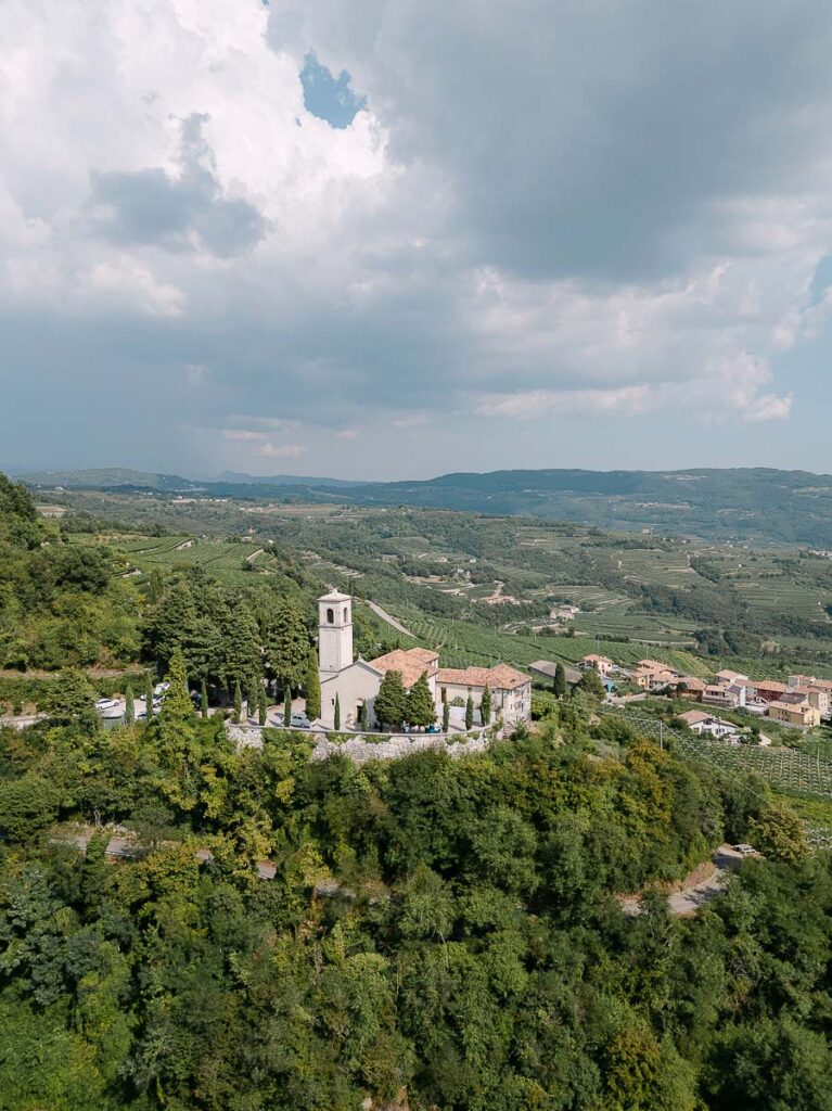 Chiesa in Valpolicella vista dall’alto per un matrimonio vicino a Villa Mosconi Bertani