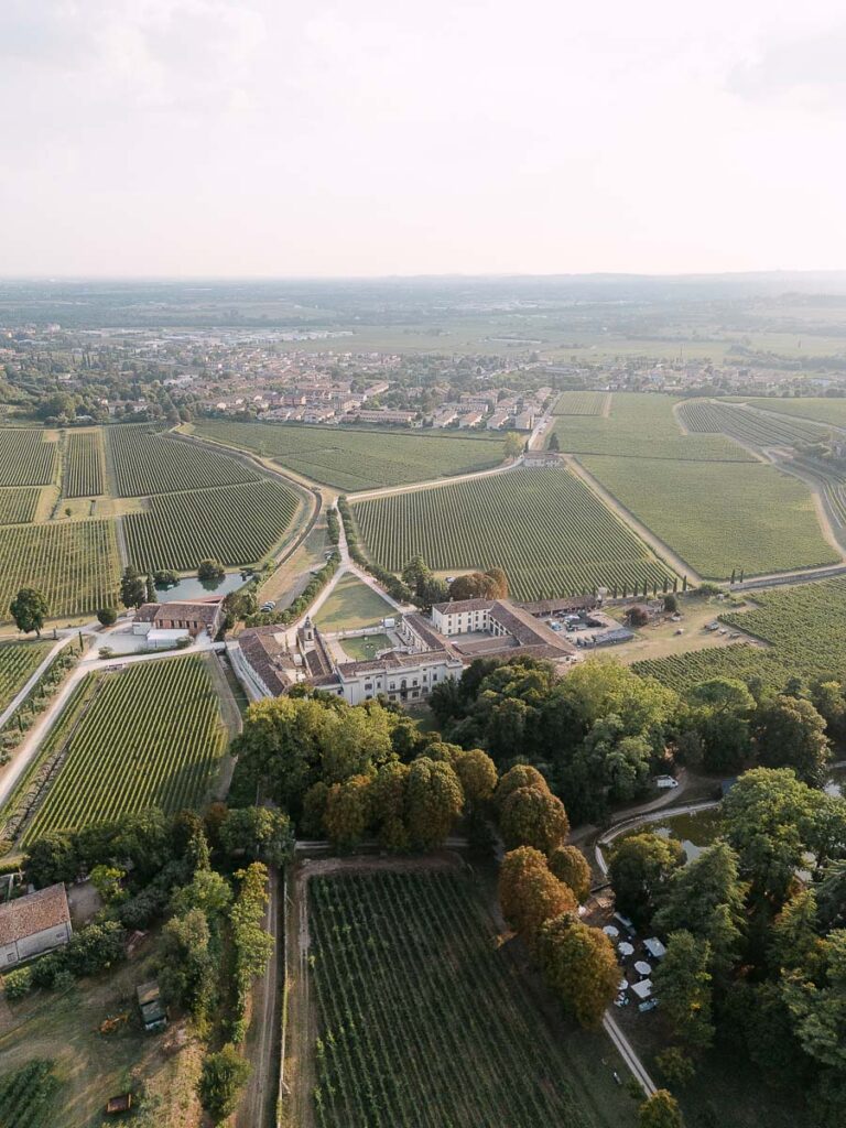 Villa Mosconi Bertani vista dall’alto tra i vigneti della Valpolicella