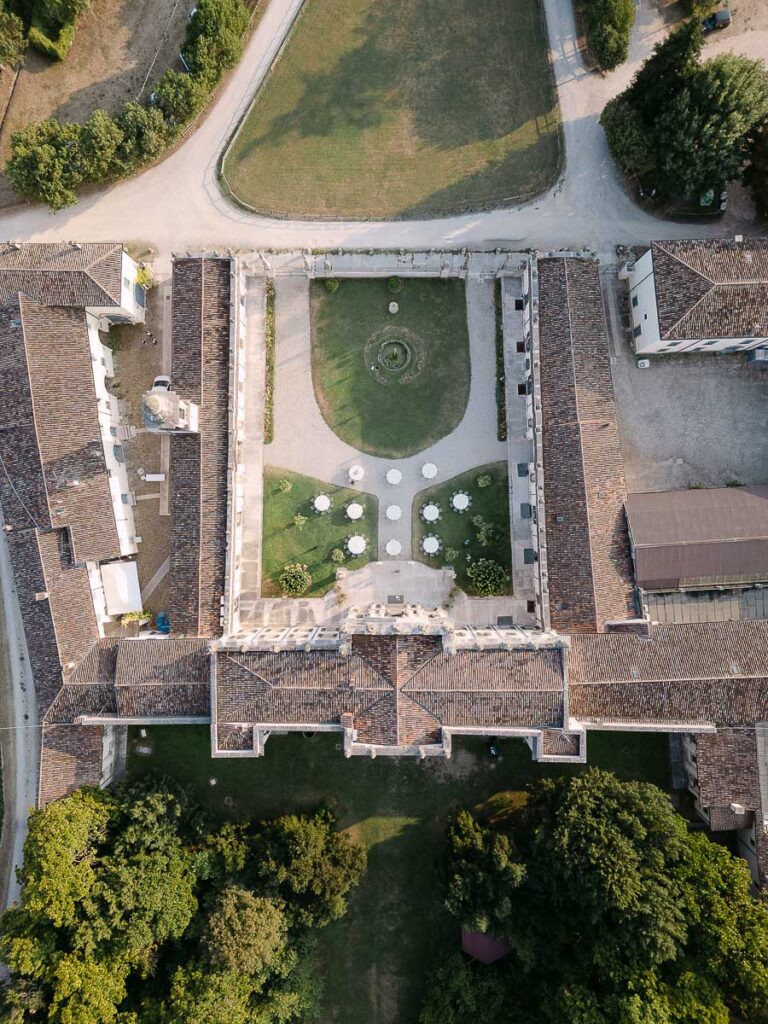 Villa Mosconi Bertani vista dall’alto con allestimento del ricevimento di matrimonio