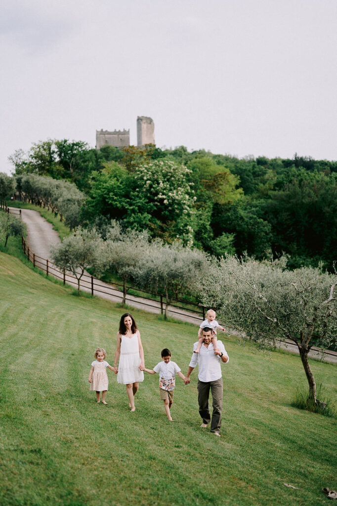 Paesaggio collinare con strada e castello nei dintorni di Verona, location per servizio fotografico di famiglia