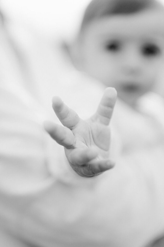 Dettaglio della mano di un bambino durante un servizio fotografico di famiglia a Verona