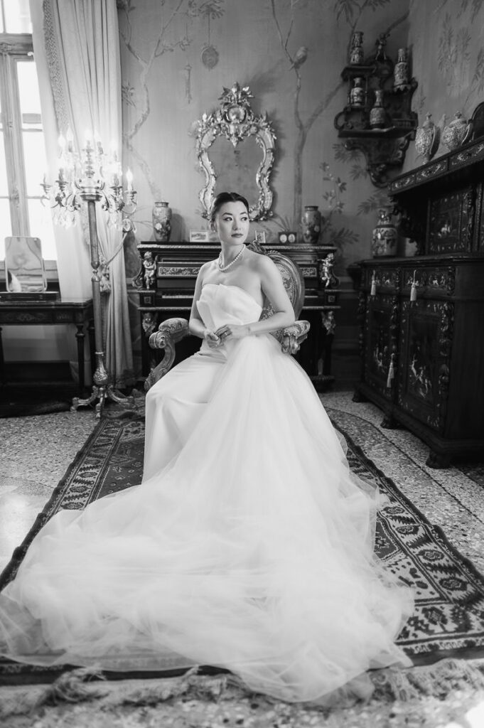 Sposa pronta in stanza storica a Castello Bevilacqua