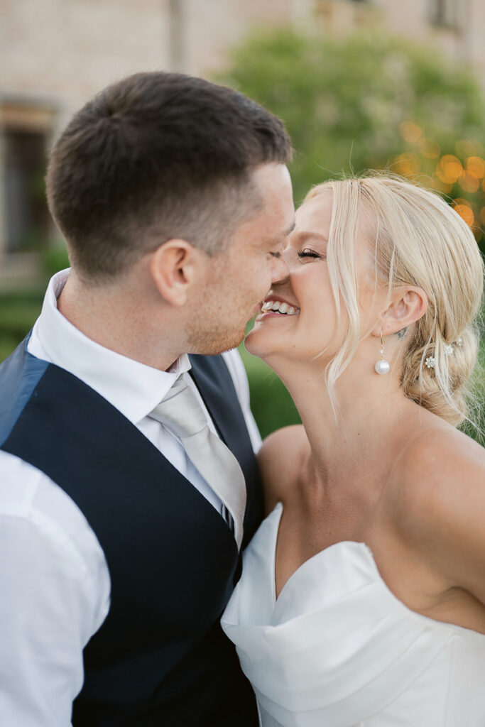 Coppia che si bacia durante matrimonio a Castello Bevilacqua