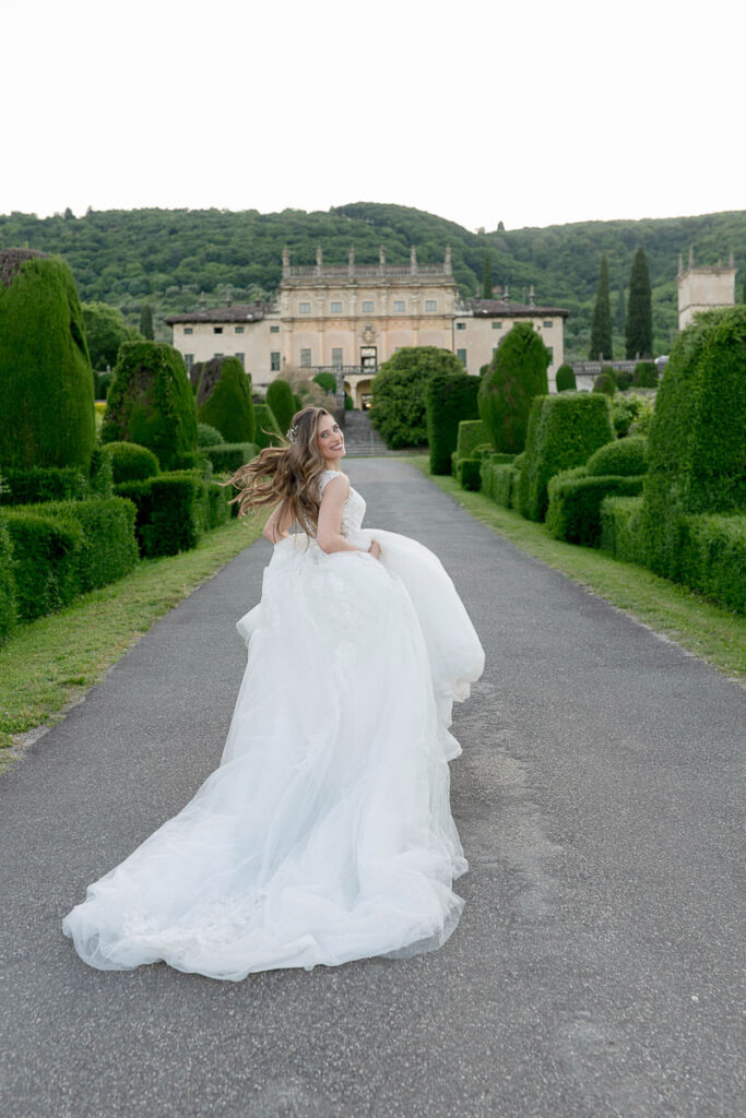 Sposa che cammina nel giardino di Villa Arvedi