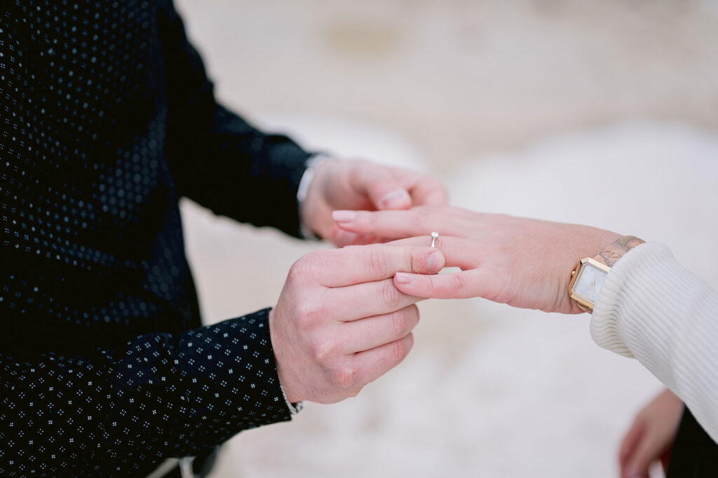 Verona proposal photography detail of the engagement ring during a couple photoshoot